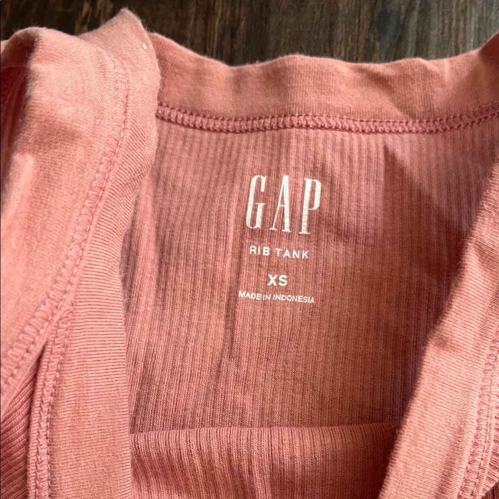 GAP XS Salmon Racerback Rib-Knit Tank Top - Picture 4 of 9